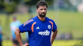 Auqib Nabi signs with Surrey to play three championship games